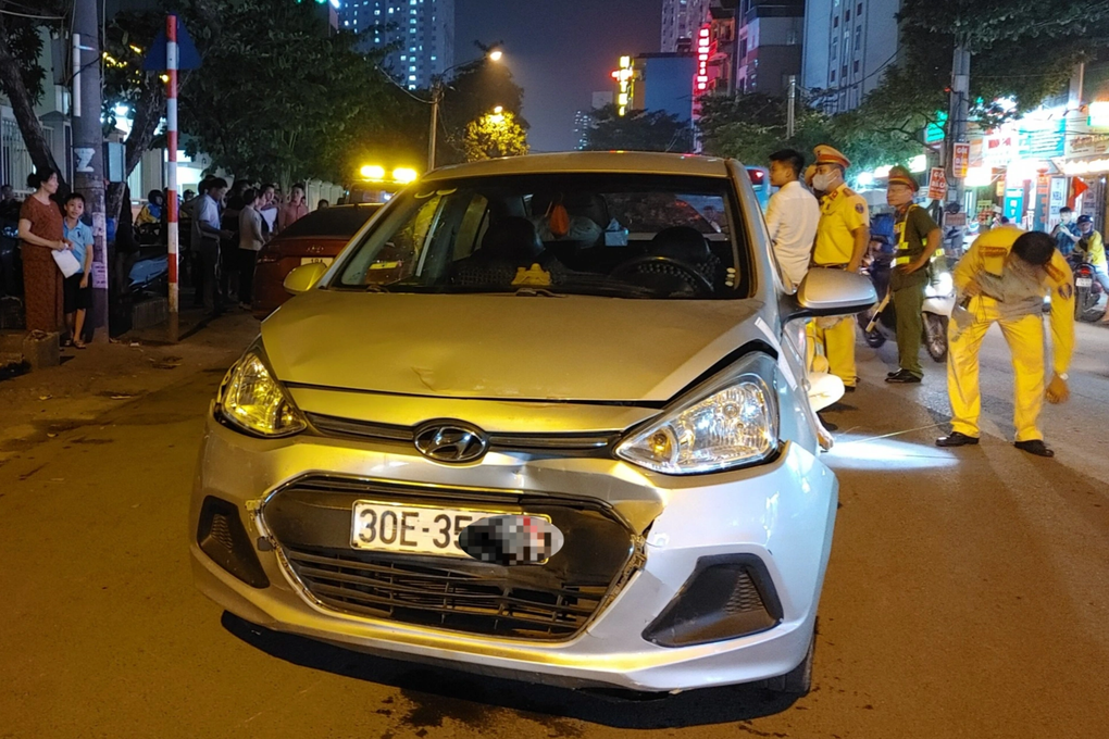 Ô tô đâm liên hoàn nhiều phương tiện trên phố Hà Nội - 2 Ô tô đâm liên hoàn nhiều phương tiện trên phố Hà Nội - 2