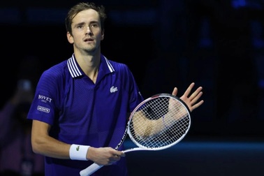 Medvedev ngược dòng thắng Hurkacz ở trận ra quân tại ATP Finals 2021