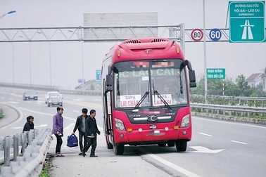 Đón trả khách trên đường cao tốc sẽ bị phạt tới 24 triệu đồng