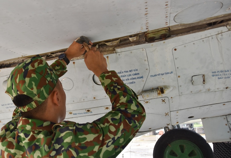 Cận cảnh tháo dỡ 4 máy bay thời chiến tại Di tích Quốc Tử Giám - 10 Cận cảnh tháo dỡ 4 máy bay thời chiến tại Di tích Quốc Tử Giám - 10