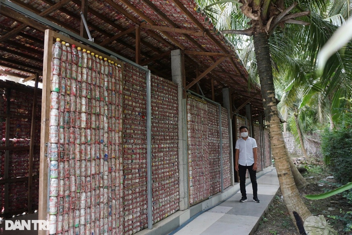 Dị nhân nhặt hàng vạn chai nhựa về xây nhà độc nhất miền Tây - 6 Dị nhân nhặt hàng vạn chai nhựa về xây nhà độc nhất miền Tây - 6