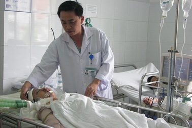 Vụ ô tô tông 2 xe máy: Hai cháu bé đã qua cơn nguy kịch