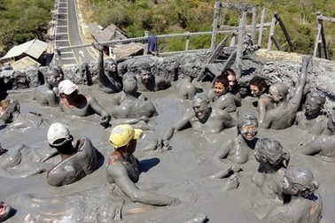 Lạ kỳ du khách chen nhau tắm bùn trên... đỉnh núi lửa