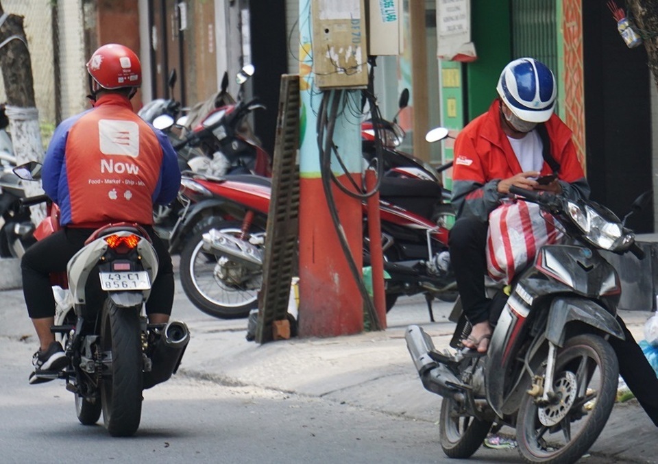 Shipper ở Đà Nẵng đắt khách ngày đầu dỡ ‘lệnh cấm’ bán qua mạng - 6 Shipper ở Đà Nẵng đắt khách ngày đầu dỡ ‘lệnh cấm’ bán qua mạng - 6
