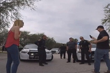 Màn cầu hôn đình đám viện đến cả... xe cảnh sát