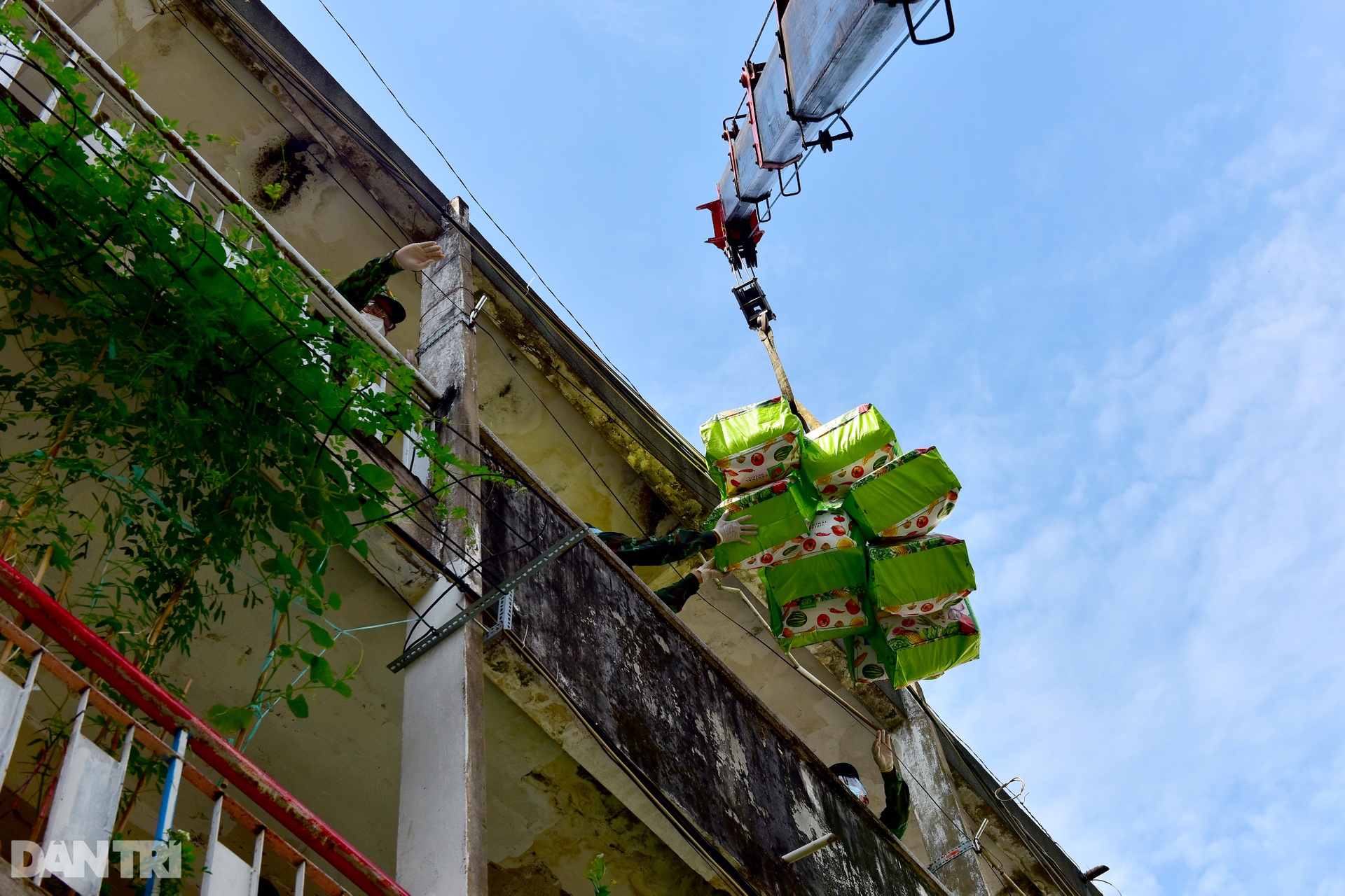 Dùng xe cẩu vận chuyển nhu yếu phẩm tới người dân sống tại chung cư TPHCM - 4