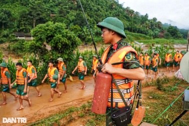 Gần 400 bộ đội rút khỏi Làng Nủ