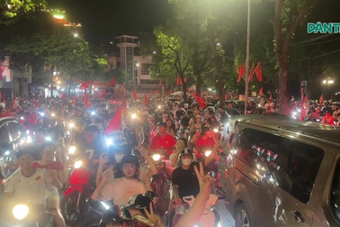 Người dân Hà Nội đổ ra đường mừng chiến thắng U23 Việt Nam