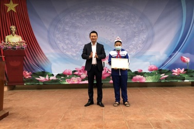 Khen thưởng học sinh lớp 6 nhặt được ví tiền mang trả lại người đánh mất