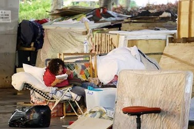 Giữa Hong Kong phồn hoa vẫn tồn tại khu vực nghèo đến khó tin