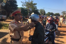 Đang về quê ăn Tết, được CSGT gọi vào... tặng mũ bảo hiểm