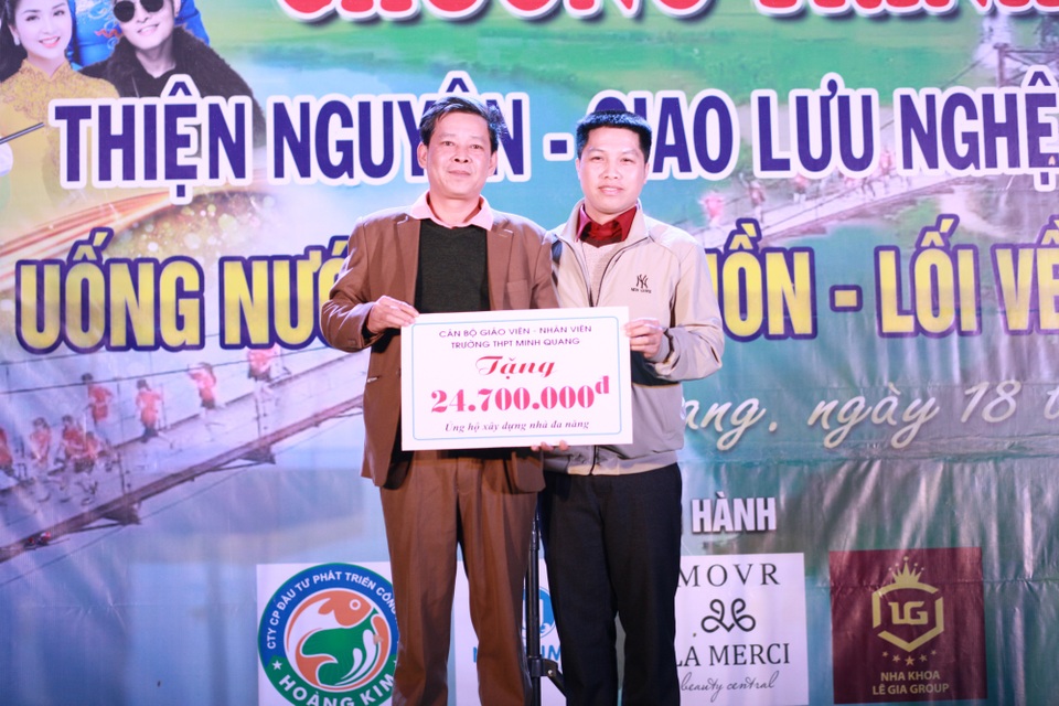 NSƯT Quang Tèo và dàn nghệ sĩ chung tay mang Tết đến vùng cao - 6 NSƯT Quang Tèo và dàn nghệ sĩ chung tay mang Tết đến vùng cao - 6