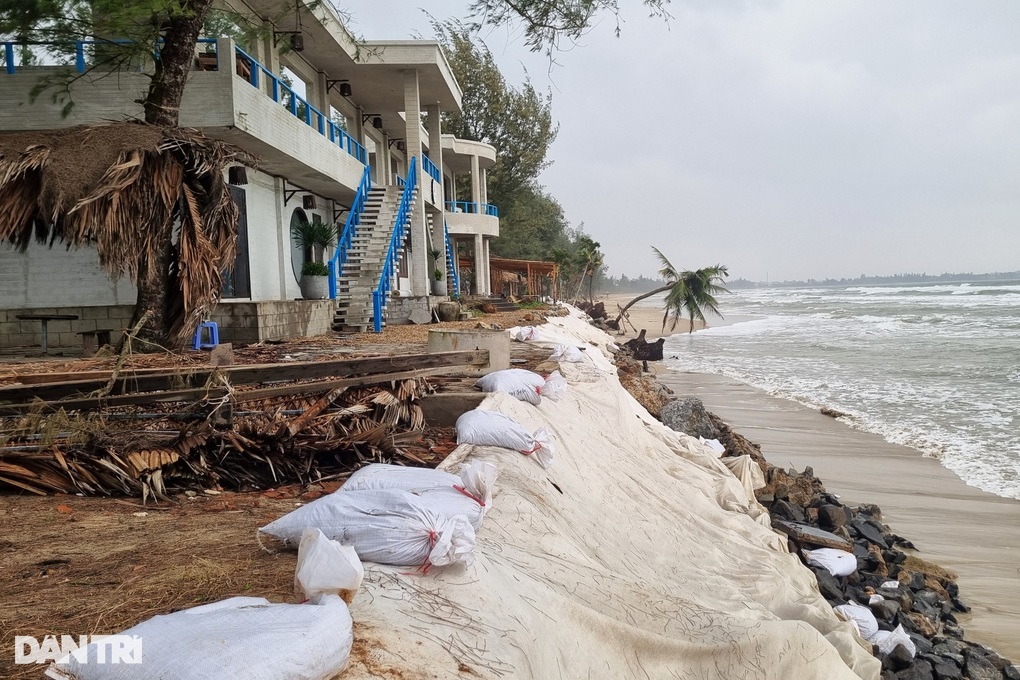 Nhiều đoạn kè biển sạt lở, đe dọa hàng chục hộ dân - 2 Nhiều đoạn kè biển sạt lở, đe dọa hàng chục hộ dân - 2