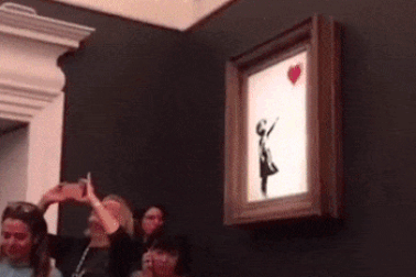 Kinh ngạc bức tranh trị giá 30 tỷ đồng tự động bị... xé rách