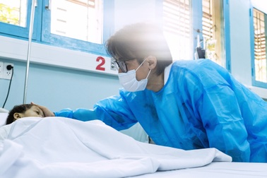 Điều đặc biệt đến với bé gái 2 tuổi mồ côi mẹ, nhận gan hiến từ cha ruột