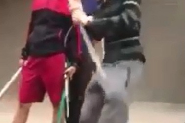 Nhóm côn đồ chặn xe ô tô đập phá, xông vào ẩu đả nhau