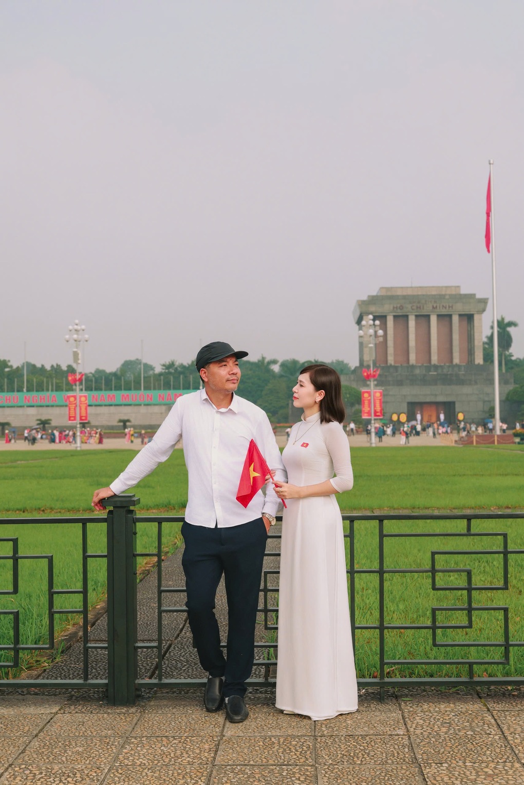 Bức ảnh cặp đôi tham gia diễu binh năm 2005 bất ngờ được chú ý sau 20 năm - 2