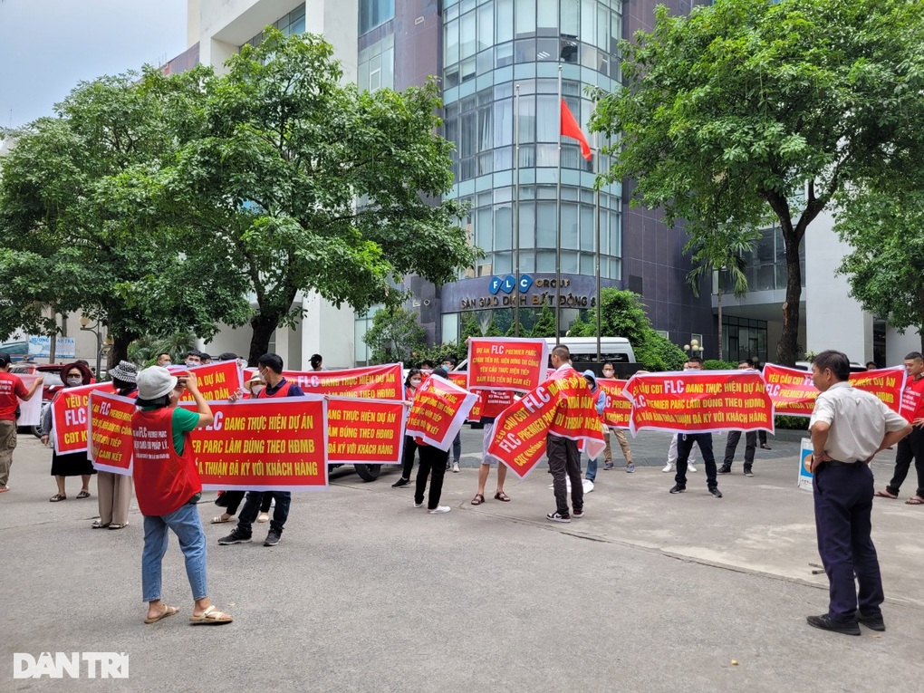 Cảnh tê liệt ở dự án FLC Premier Parc sau khi ông Trịnh Văn Quyết bị bắt - 11 Cảnh tê liệt ở dự án FLC Premier Parc sau khi ông Trịnh Văn Quyết bị bắt - 11