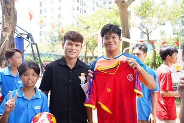 Tuấn Hải nhận quà đặc biệt từ học sinh Trường Hy Vọng