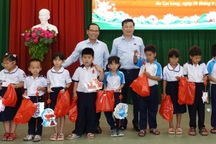 Tặng thẻ Bảo hiểm y tế và quà Trung thu đến học sinh khó khăn tỉnh Tây Ninh