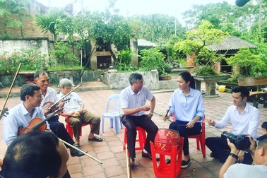 Á hậu Thanh Tú khám phá “làng vĩ cầm” duy nhất tại Việt Nam