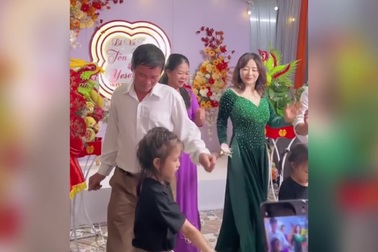 Mẹ chồng Hàn Quốc nhảy trong đám cưới nhà gái ở Hà Tĩnh