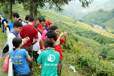 Du khách trẻ háo hức khám phá ruộng bậc thang mùa lúa chín