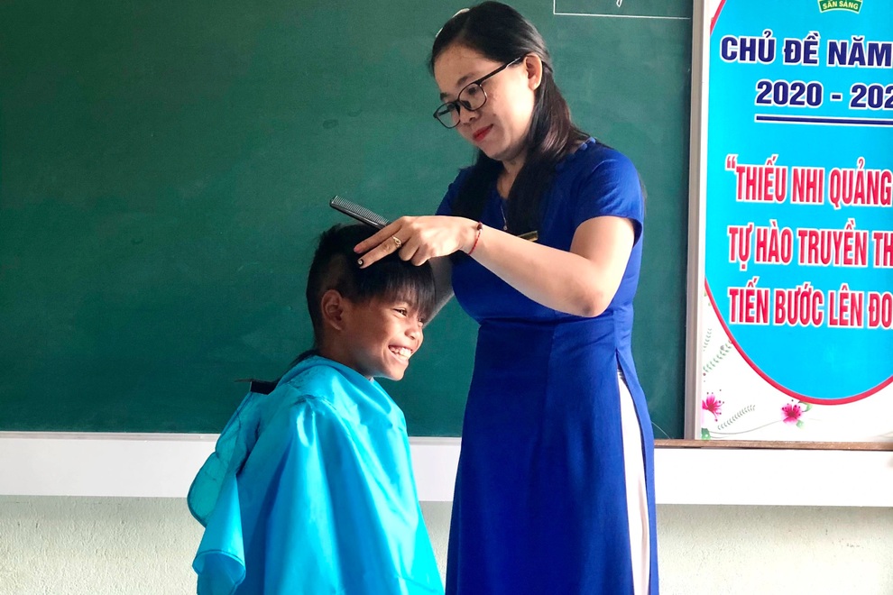 Buổi học đầu tiên, cô giáo cắt tóc cho học trò, nấu đãi các em món mì Quảng - 2 Buổi học đầu tiên, cô giáo cắt tóc cho học trò, nấu đãi các em món mì Quảng - 2