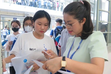 Sau hai lần bị... "bỏ quên", thí sinh mất 30 phút làm bài được thi lại