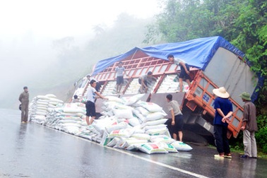 Lái xe ngủ gật, ô tô tải “liệng” vào núi