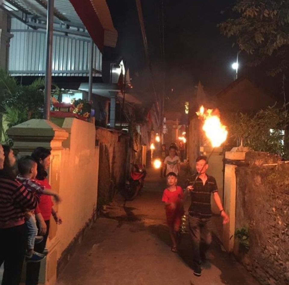 Độc đáo lễ rước lửa đêm giao thừa của người dân làng biển - 6 Độc đáo lễ rước lửa đêm giao thừa của người dân làng biển - 6