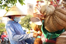 Hà Nội: Những gánh hàng rong mưu sinh dưới nắng nóng 40 độ C