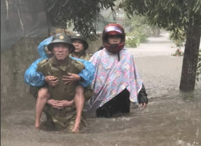 Chùm ảnh: Người dân vùng rốn lũ Quảng Bình chới với giữa cơn &quot;đại hồng thuỷ&quot; - Ảnh 11.