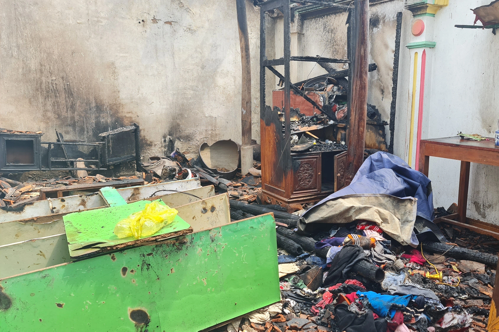 Hỏa hoạn xảy ra tại ngôi nhà kỳ lạ có đồ đạc bỗng dưng bốc cháy ở Thanh Hóa - 1 Hỏa hoạn xảy ra tại ngôi nhà kỳ lạ có đồ đạc bỗng dưng bốc cháy ở Thanh Hóa - 1