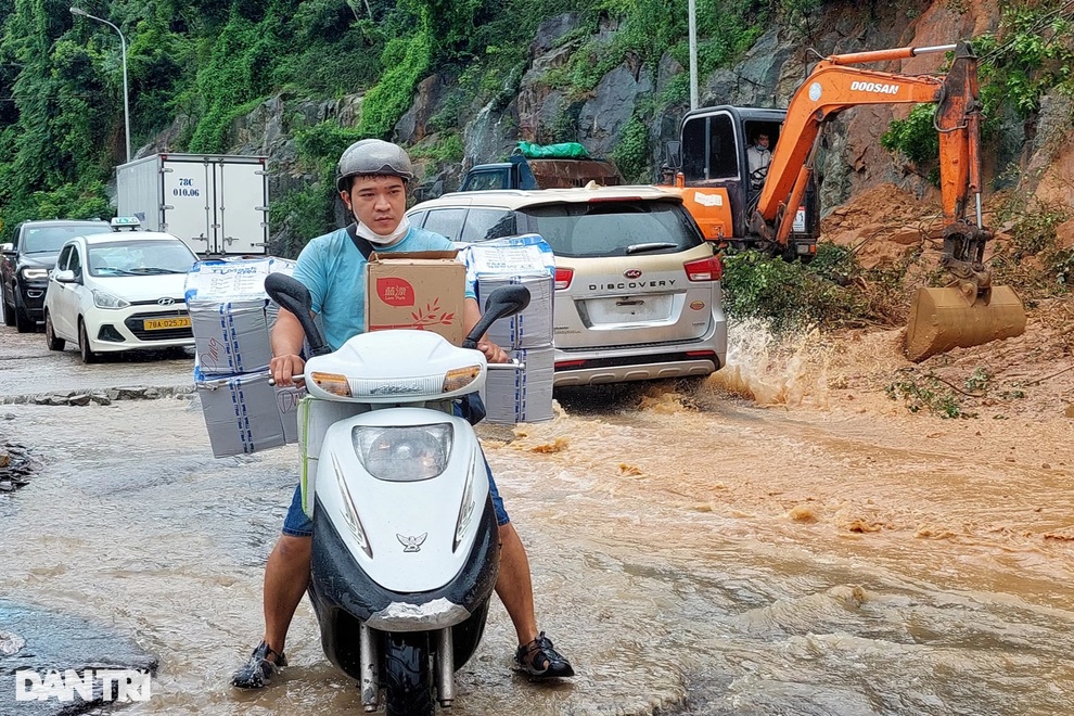 Đất, đá bất ngờ đổ ập xuống dòng xe đang chạy trên đường - 5 Đất, đá bất ngờ đổ ập xuống dòng xe đang chạy trên đường - 5
