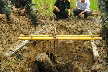 Xử lý an toàn quả bom nặng gần 230kg dưới ruộng lúa     