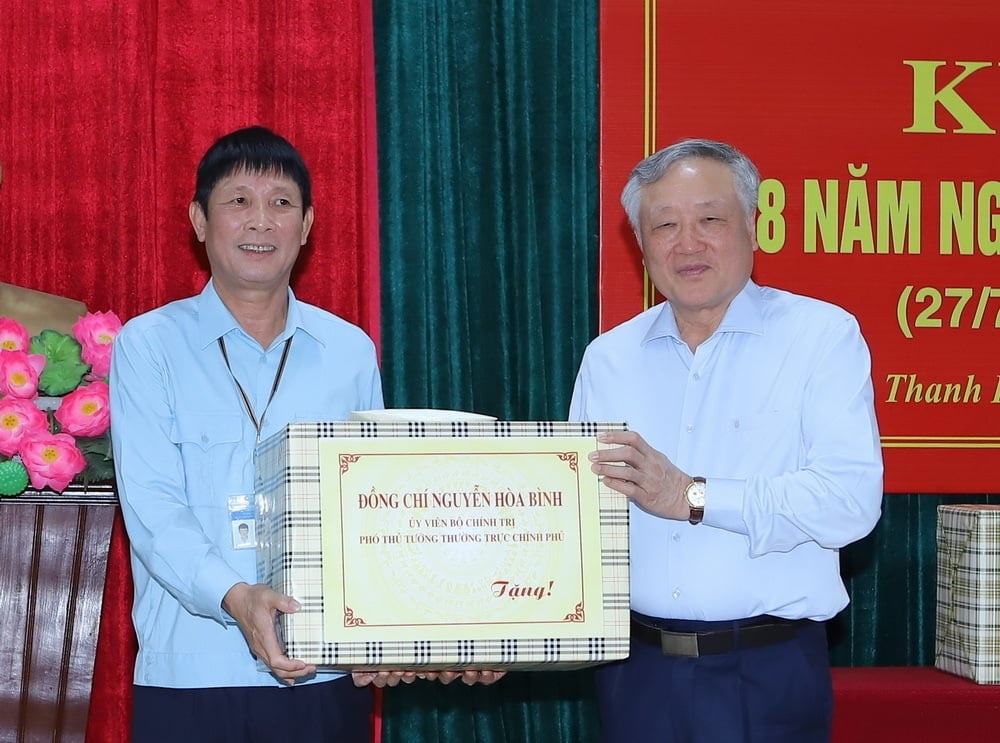 Phó Thủ tướng Nguyễn Hòa Bình thăm, tặng quà người có công tại Thanh Hóa - 4 Phó Thủ tướng Nguyễn Hòa Bình thăm, tặng quà người có công tại Thanh Hóa - 4