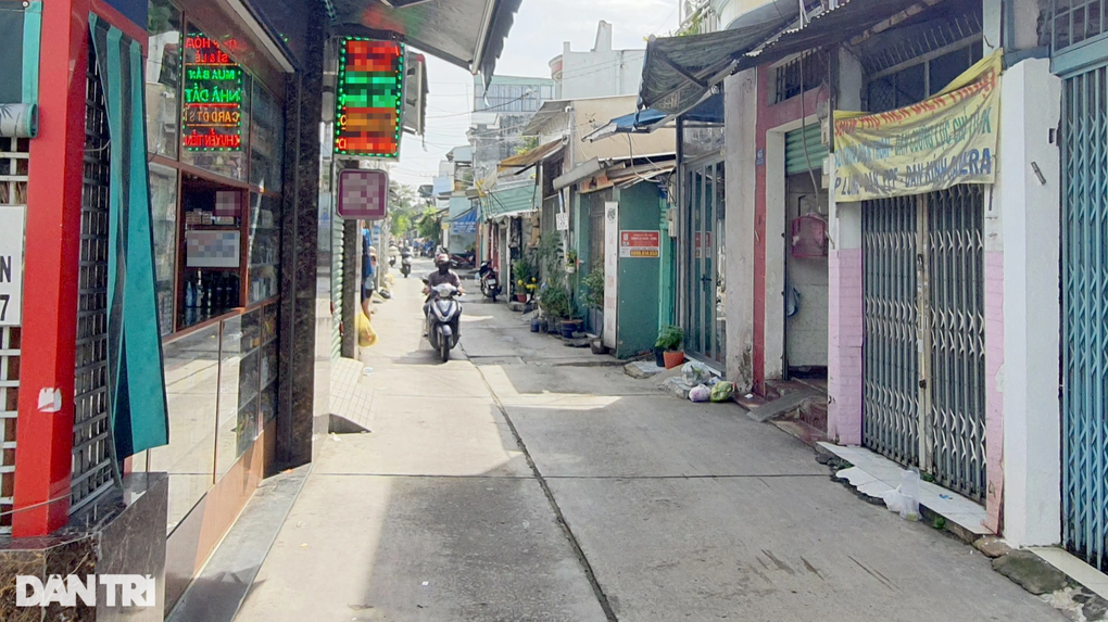 TPHCM: Táo tợn cướp giật điện thoại, xịt hơi cay vào mặt nạn nhân - 2 TPHCM: Táo tợn cướp giật điện thoại, xịt hơi cay vào mặt nạn nhân - 2