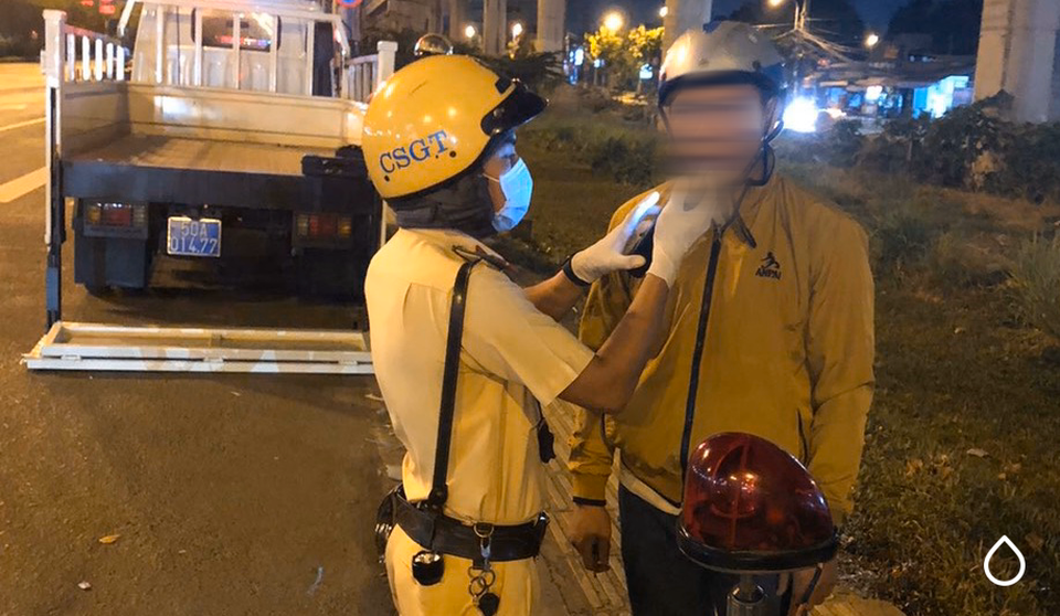 CSGT đeo khẩu trang, găng tay y tế kiểm tra nồng độ cồn - 1 CSGT đeo khẩu trang, găng tay y tế kiểm tra nồng độ cồn - 1