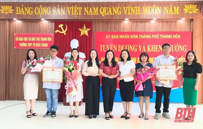 Lãnh đạo thành phố Thanh Hóa, Bán Giám hiệu nhà trường tặng hoa cho Khánh và Mạnh cùng mẹ của hai em. Ảnh baothanhhoa.vn