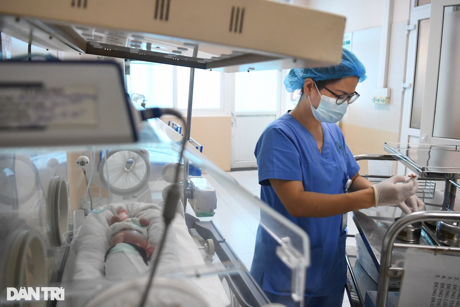 Hà Nội: Nghẹn lòng nghị lực sống của bé sinh non bị mẹ bỏ rơi tại bệnh viện - 3 Hà Nội: Nghẹn lòng nghị lực sống của bé sinh non bị mẹ bỏ rơi tại bệnh viện - 3