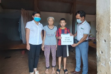 Bạn đọc Dân trí tiếp tục giúp cụ bà 88 tuổi nuôi con tâm thần và 2 cháu nhỏ