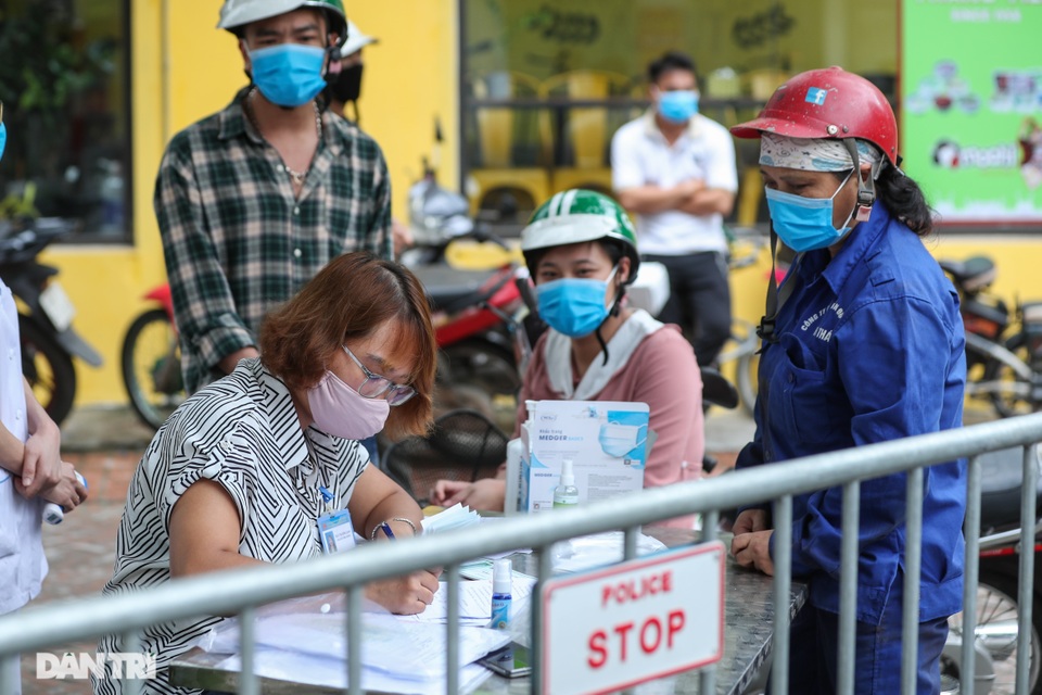 Hà Nội: Xử phạt hàng loạt trường hợp không đeo khẩu trang nơi công cộng - 5 Hà Nội: Xử phạt hàng loạt trường hợp không đeo khẩu trang nơi công cộng - 5