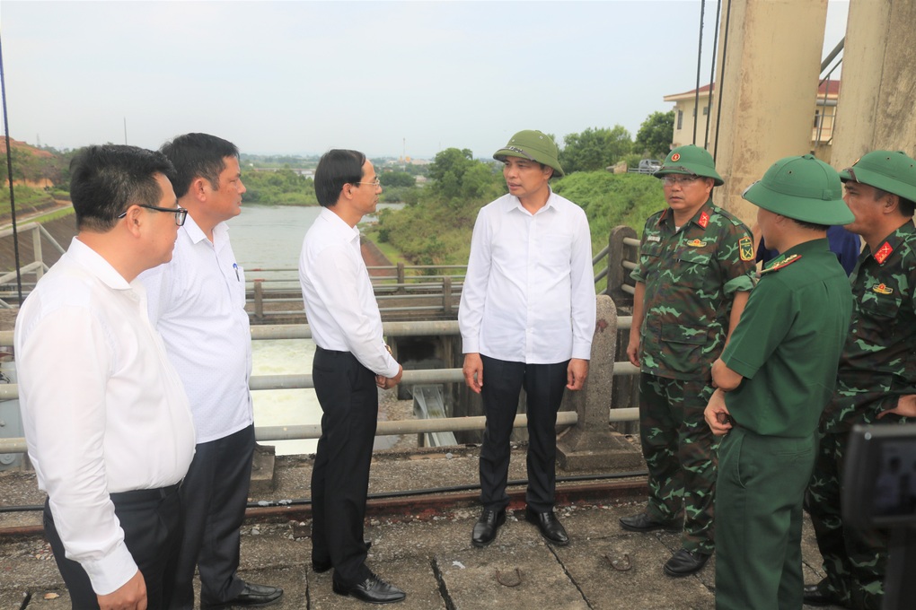 Hải Phòng ngớt mưa, hàng quán ven biển vẫn mở cửa đón khách - 7 Hải Phòng ngớt mưa, hàng quán ven biển vẫn mở cửa đón khách - 7