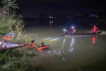 Bé gái 3 tuổi nghi mất tích trên sông khi để lại con heo nhựa