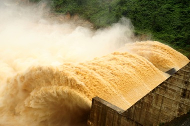 Mưa lớn kéo dài, 2 thủy điện xả lũ, dân lo lắng đi sơ tán