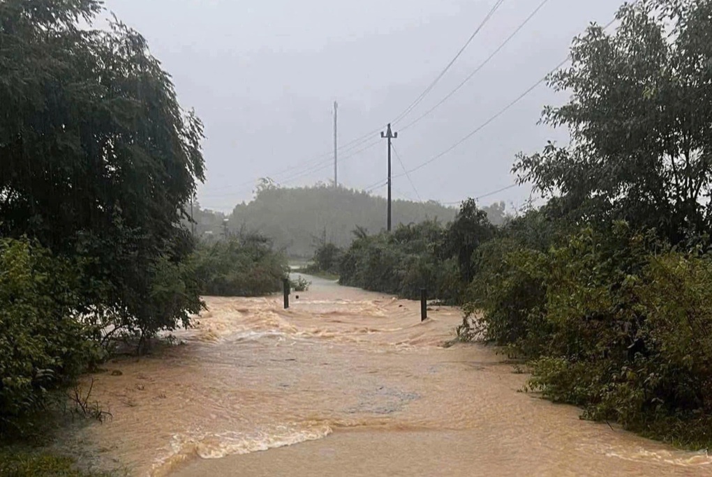 Mưa lớn gây ngập ở Quảng Bình và Quảng Trị, hàng trăm người phải sơ tán - 1