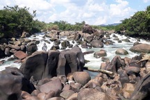 Dạo chơi chụp ảnh trên thác, 1 người bị cuốn trôi mất tích