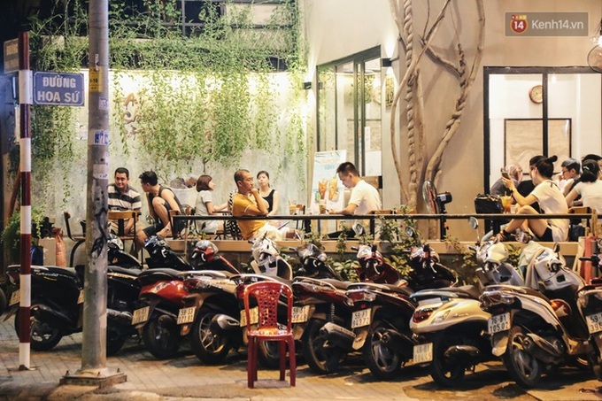 Nhiều quán cafe thâu đêm ở Sài Gòn chật kín khách: Sức chi tiêu của người Việt về đêm đâu kém du khách quốc tế! - Ảnh 4. Nhiều quán cafe thâu đêm ở Sài Gòn chật kín khách: Sức chi tiêu của người Việt về đêm đâu kém du khách quốc tế! - Ảnh 4.