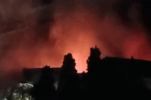 Nhà xưởng chứa len ở Đà Lạt bốc cháy dữ dội